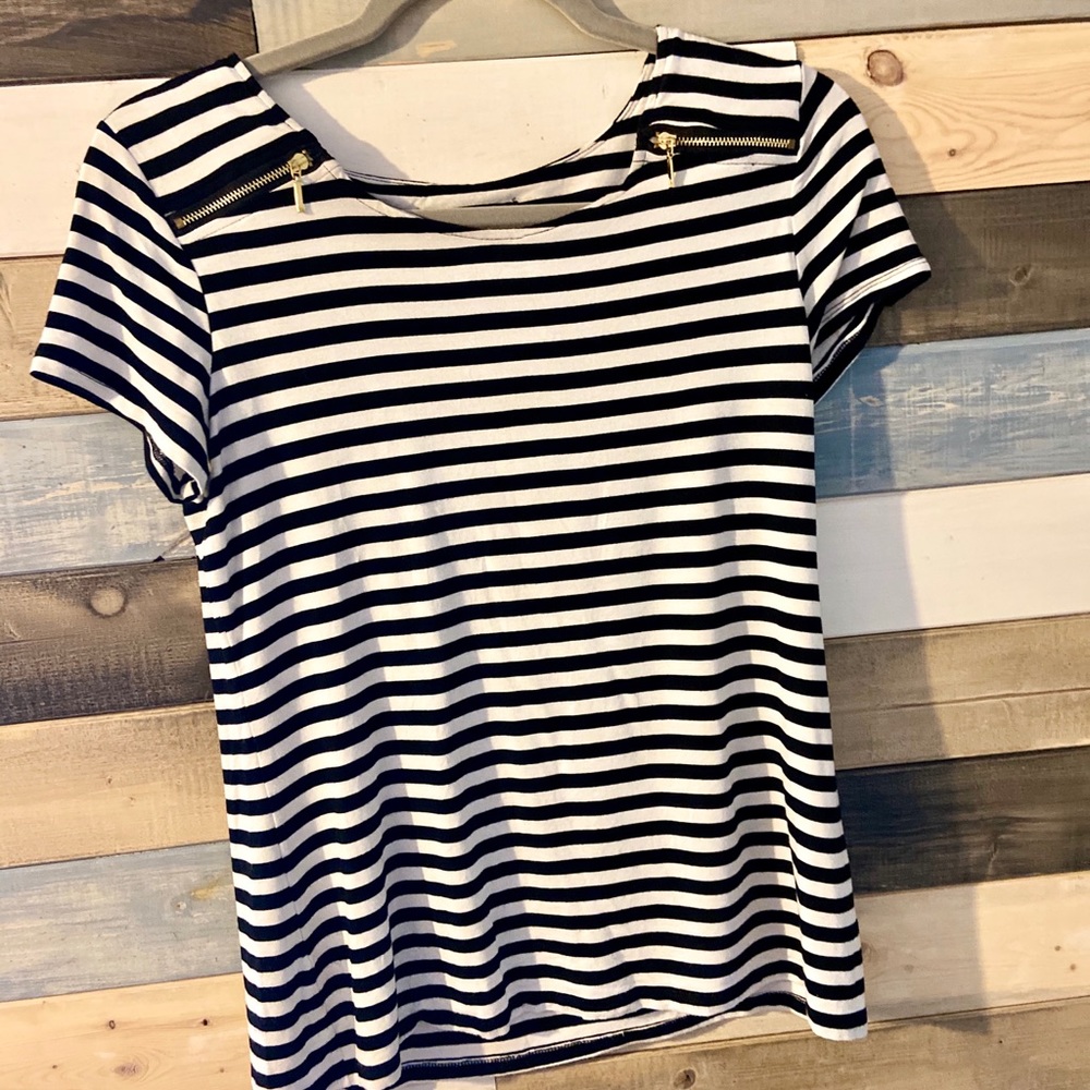 Cable and Gauge size Med short sleeve top